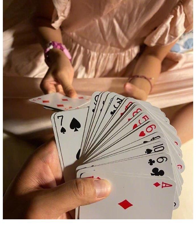 邓超曝小花妹妹睡前要求打扑克,老父亲无奈又宠溺
