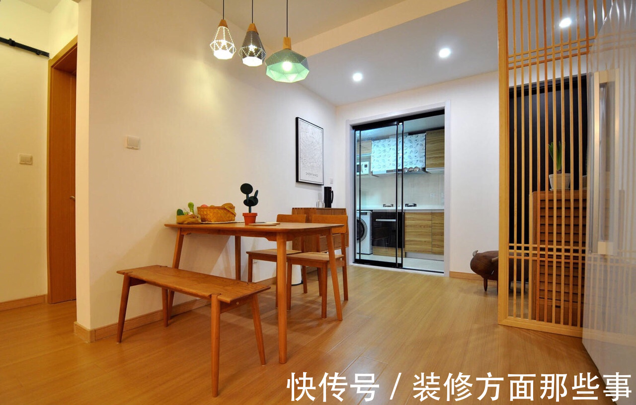 三居室|121平日剧三居室,黄色的懒人沙发与绿植给客厅增添了抹亮色