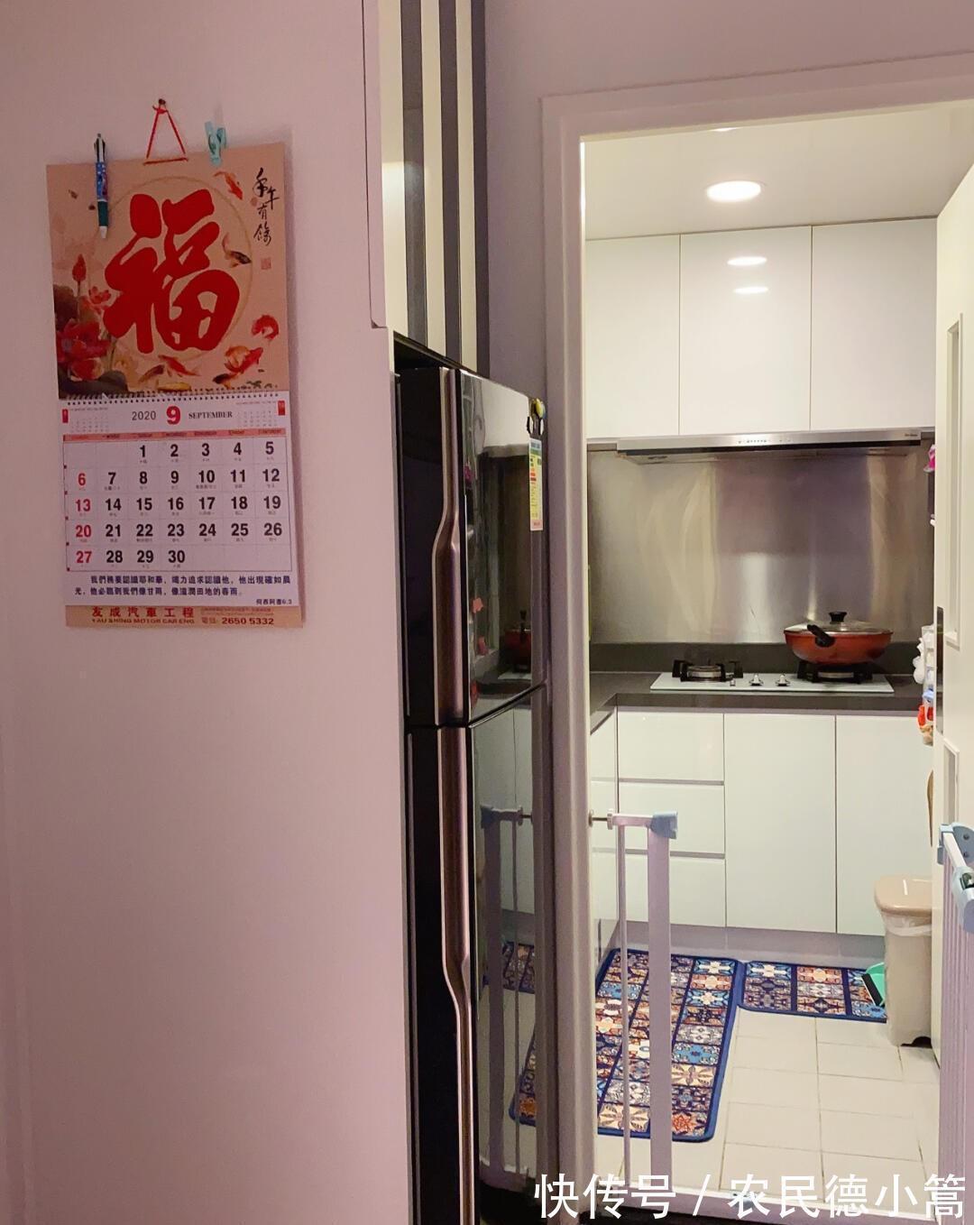 拖床|香港夫妇54㎡蜗居生活，沙发离电视不足一米，却温馨得令人羡慕