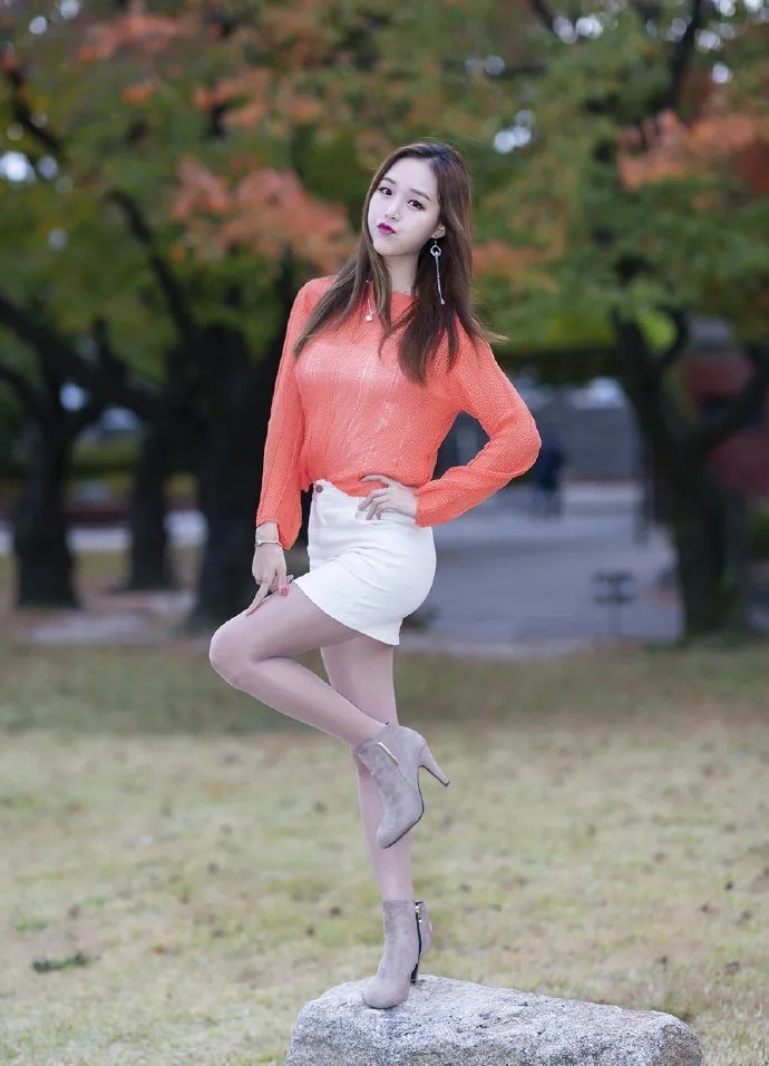 街拍: 小姐姐橘色针织衫搭配裹身裙,绽放完美身材,魅力十足