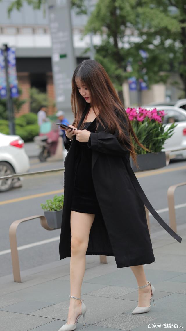 时髦的姑娘穿丝绒连衣裙,有了风衣相助,穿出精致效果还能御秋凉