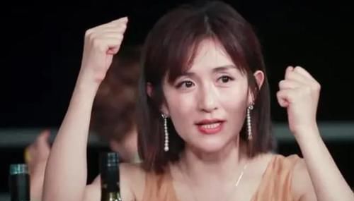 产妇|俩女星坐月子,一个忍不住天天洗头,一个忍了42天,差距很明显