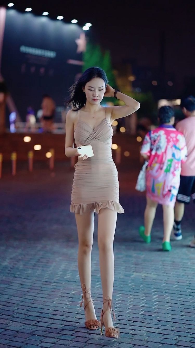 背心|路人街拍,黑色高腰针织背心,露出小蛮腰,你就是主角