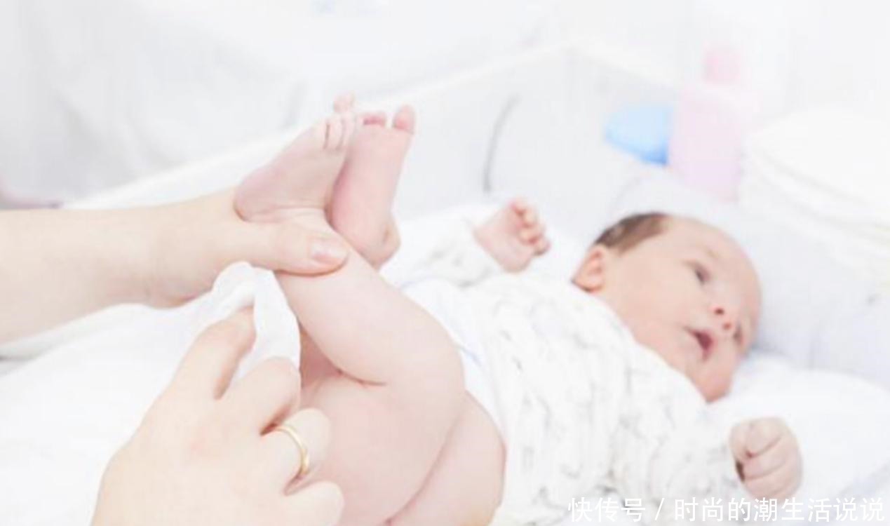 纸巾|宝宝拉完臭臭后,第一步该用水冲还是纸巾擦半数父母都做错了