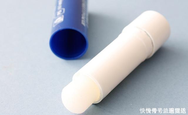 润唇膏|冬季嘴唇干燥,可能是两种情况,经常舔嘴,也会让嘴唇越来越干