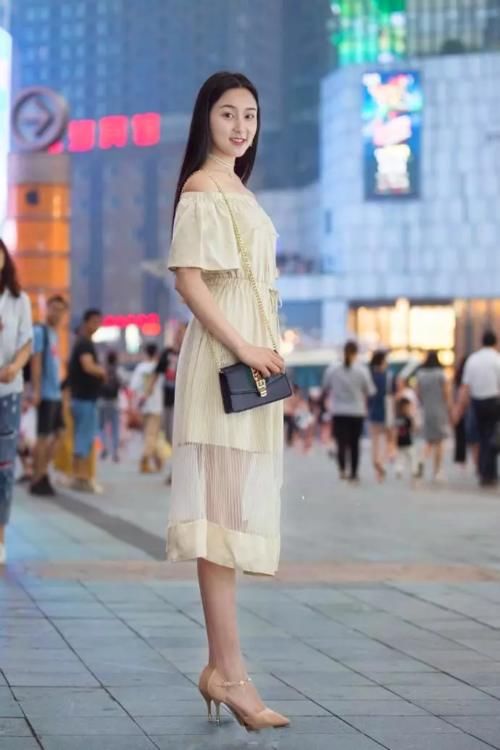街拍时尚：连衣短裙搭配高跟鞋，女生气质优雅更迷人
