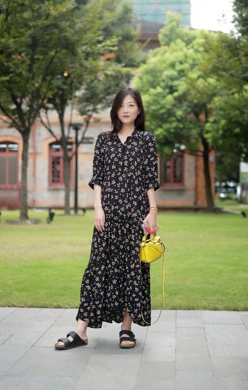 街拍：春天必不可少的碎花裙，优雅时尚显气质，吸睛显瘦又减龄