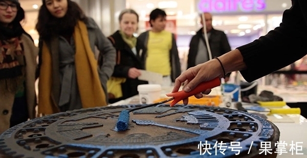 瞬间|女孩将T恤贴在井盖上,大家没懂!直到衣服拿起瞬间,都抢着买!