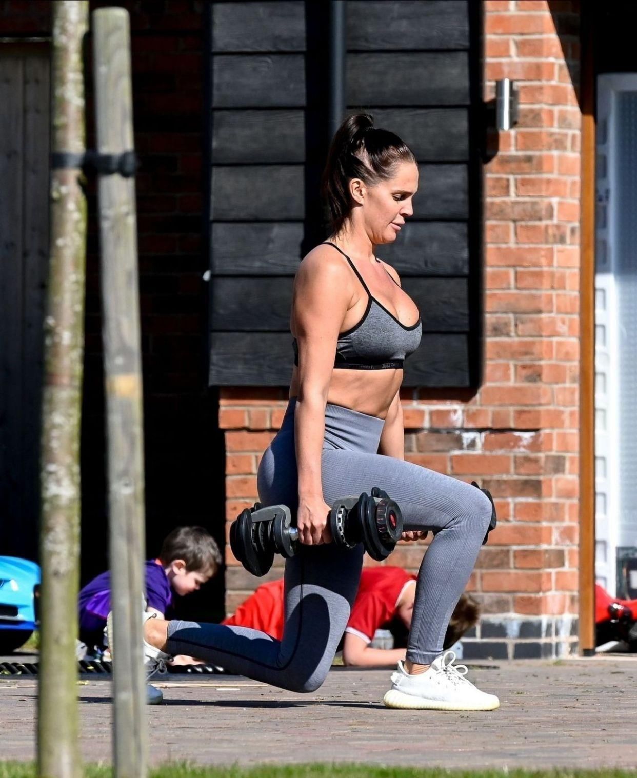 力量感|丹尼尔·洛伊德在自家院子里健身,各项训练力量感十足