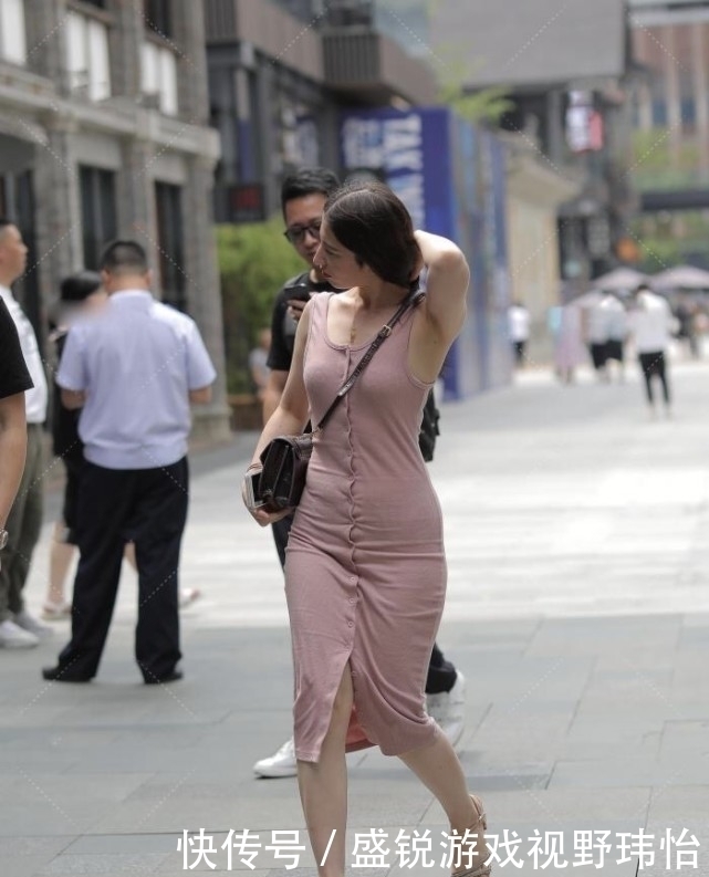 穿搭|微胖女生穿紧身连衣裙,20个扣子也不嫌麻烦,搭配黑包突显气质