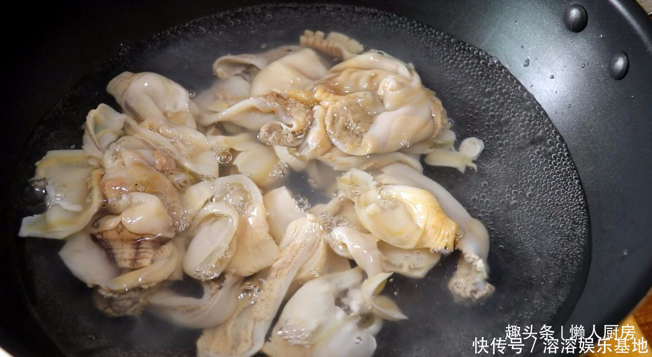 凉拌|夏天最爱吃的凉拌菜,2根芹菜,一点大蛏王,教你做一盘凉拌蛏子