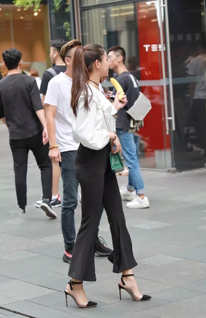 街拍:高跟鞋时尚搭配,穿出女生魅力的优雅气质