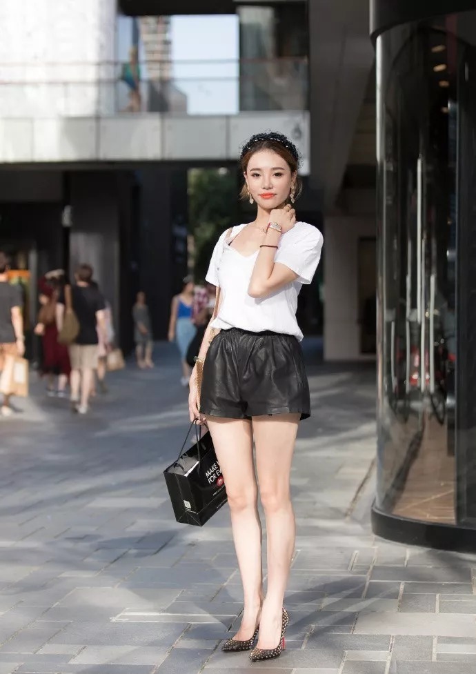 紧身裙搭配高跟鞋,秀出女性魅力的好身材