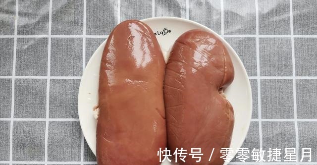 芹菜|处理好的猪腰花,加点芹菜一起炒,又香又入味,一点不膻气!