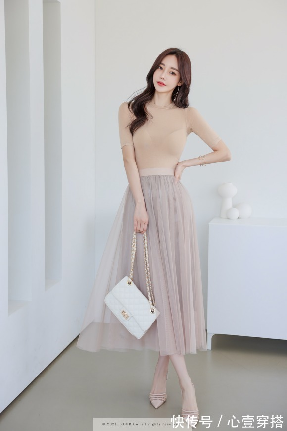 爱丽舍|女神孙允珠高清时尚搭配:爱丽舍珍珠娇杏细螺纹雪纺裙