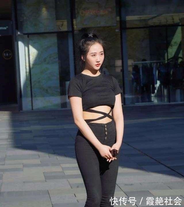 搭配 黑色心机短袖搭配深色高腰打底裤,清爽搭配,穿出高贵感觉!