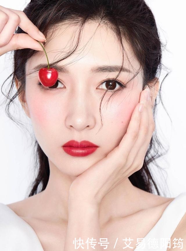 涂口红前需要先涂润唇膏吗？多数人都搞错了，难怪唇色悄悄变深了