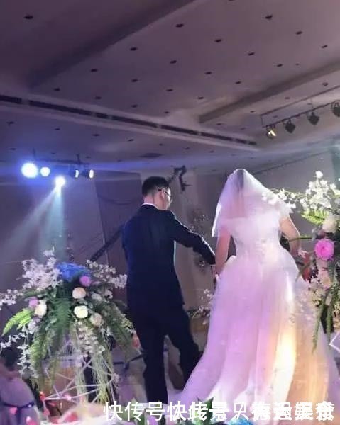 婚礼新郎帮新娘提裙子,原是很甜的动作被批没礼貌,新娘当场黑脸