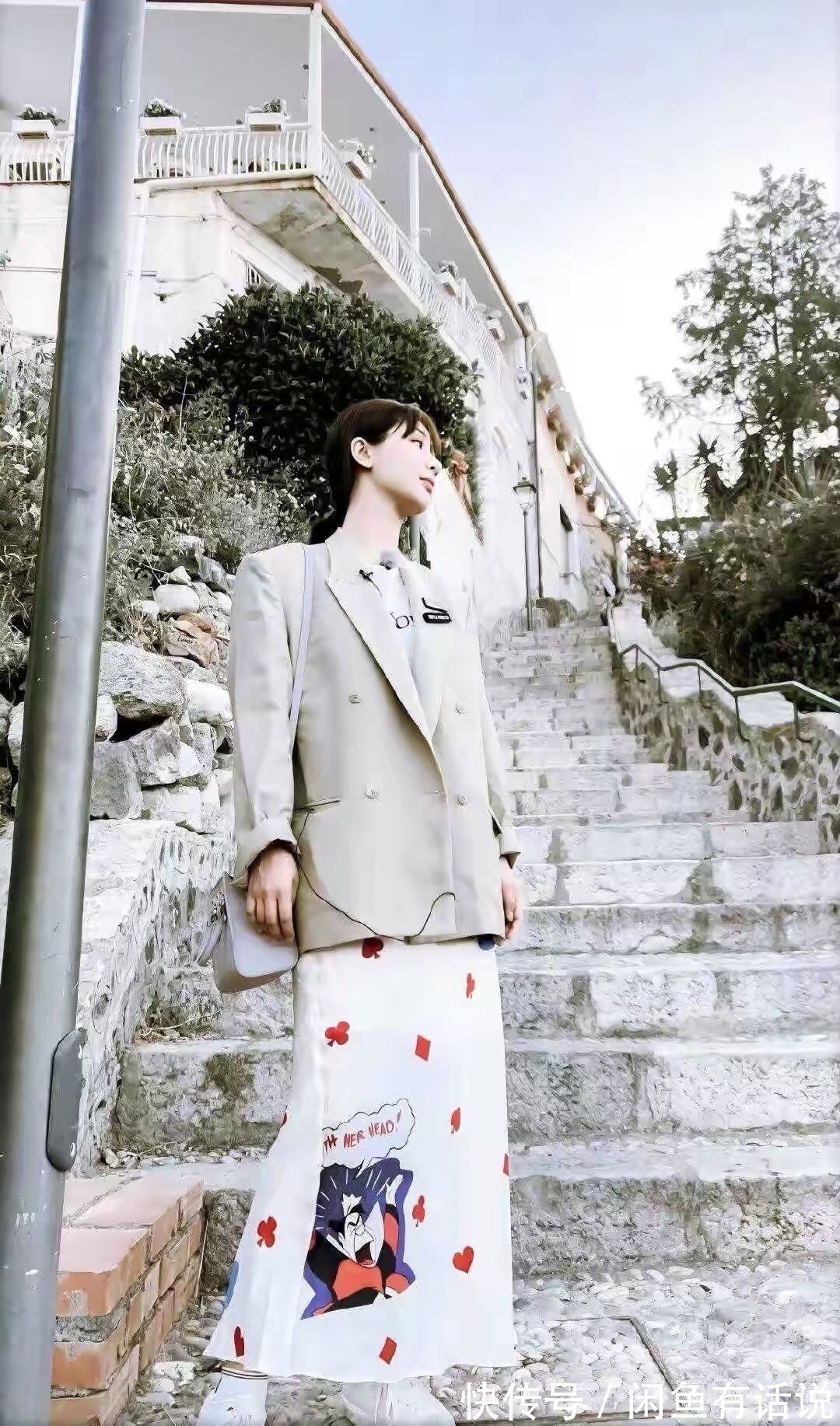 女性|入秋后火了一种搭配叫:西装+裙子,半身优雅半身飒,明星也爱穿