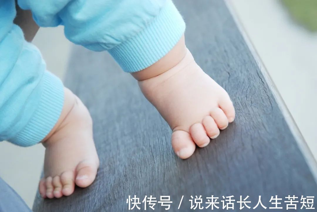 脊柱|4个错误做法,可能让宝宝骨骼“发育畸形”,很多人被蒙在鼓里