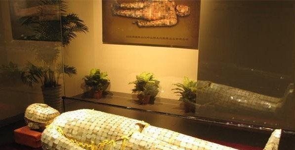 历史上最神秘的一件衣服,工艺极致,埋在地下两千年,出土时轰动世界!