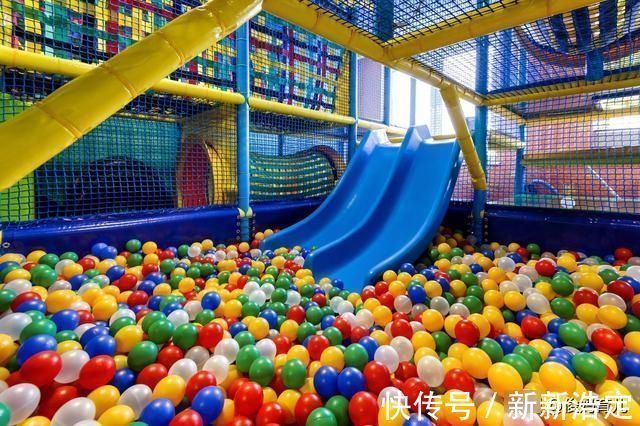 危险|玩蹦床的孩子突然哭喊着脚好痛细数儿童游乐场里隐藏的那些危险