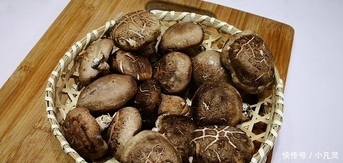 香菇|炒香菇时不要直接焯水!多加这1步,炒好的香菇又嫩又滑,口感好