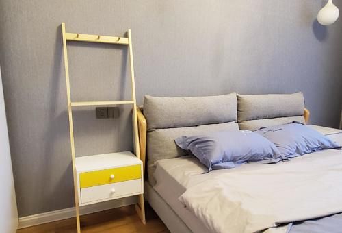 装饰性|没有床头柜，睡前脱下来的衣服应该放在哪？别再堆放在床边了