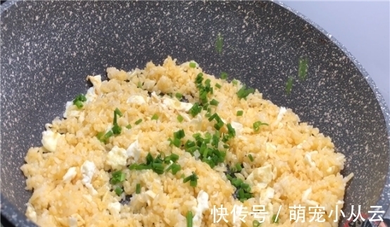 炒黄金鸡蛋炒饭时,先放蛋还是饭,很多人做错,大厨教你正确做法
