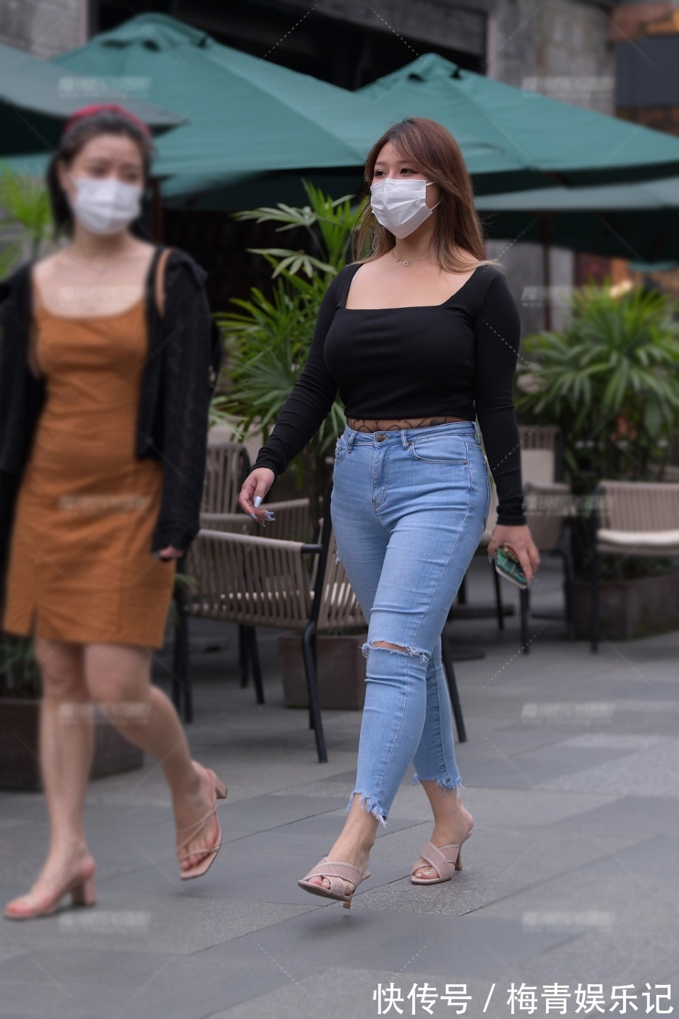 用力过猛 微胖型身材,利用黑色穿出显瘦的美,配上牛仔裤简约修身