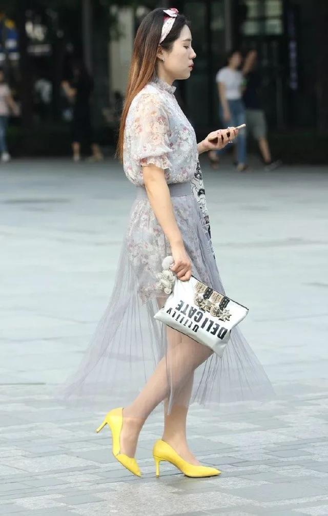 小姐姐|美女气质优雅,穿搭时尚,散发出女人味气息