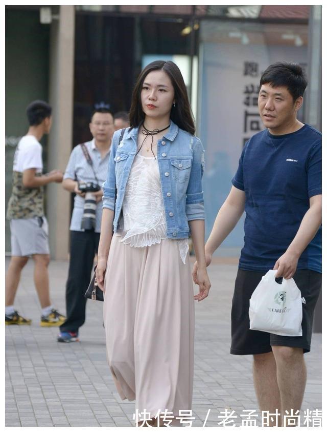 尖头|街拍:时尚的尖头细跟鞋,有哪些漂亮的款式?到时尚街区看一下吧