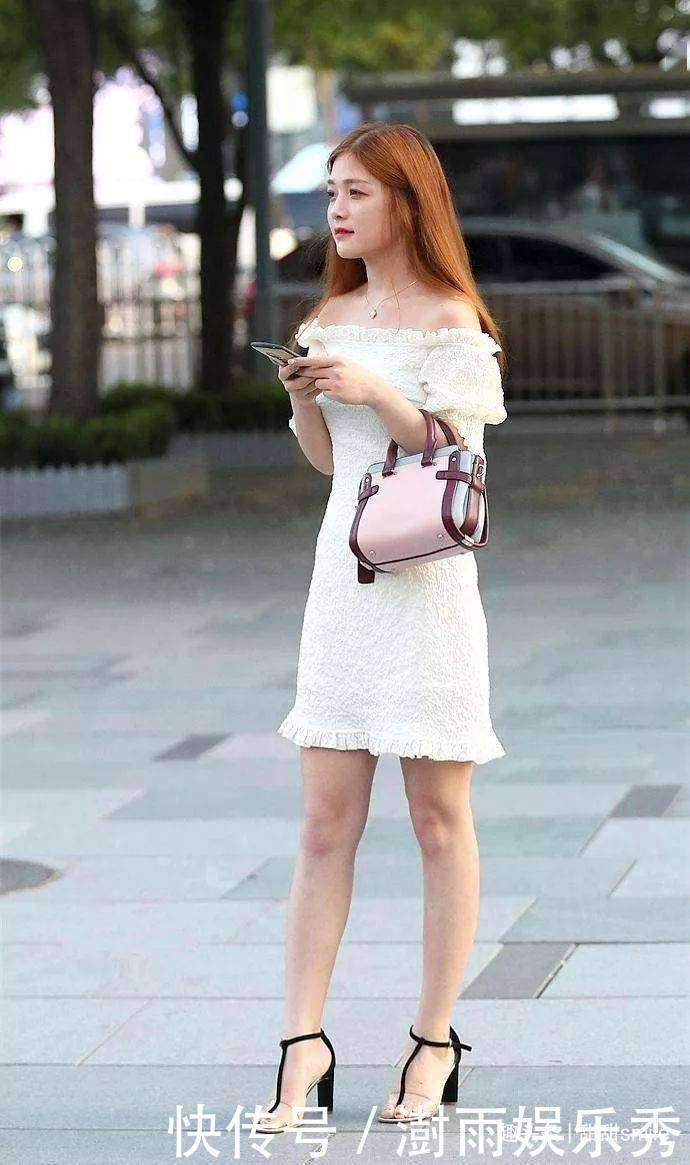 穿搭|美女一双一字带的高跟凉鞋穿搭在脚上,既舒适又带着清凉