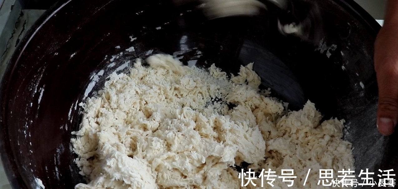 韭菜盒子最好吃的做法，开水一烫，做出来薄皮大馅，太香了