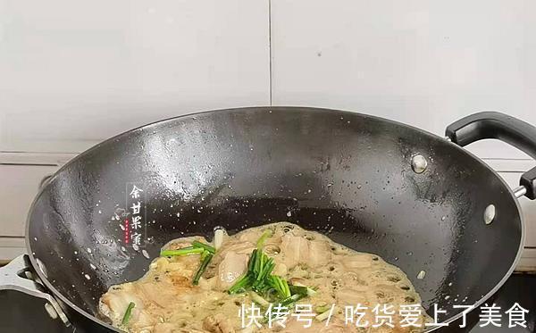 五花肉|给家人贴秋膘，用这两种蔬菜炒回锅肉，食材丰富鲜美下饭