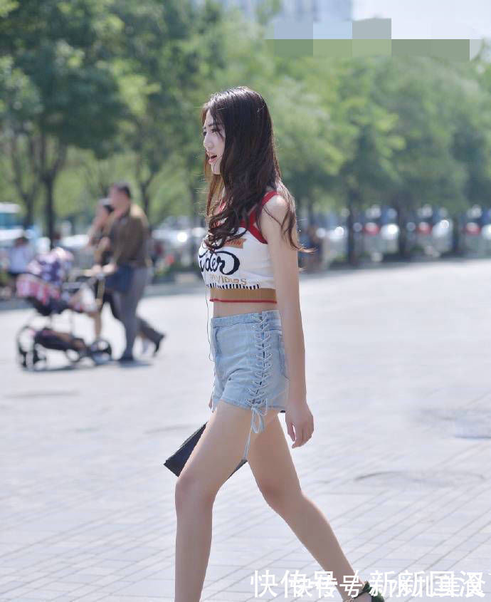 连衣裙|街拍女神时尚连衣裙舒适显身材,让小姐姐美的恰到好处