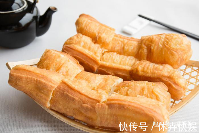 空心|炸油条时,用酵母、泡打粉都不对!教你正确做法,油条金黄又酥脆