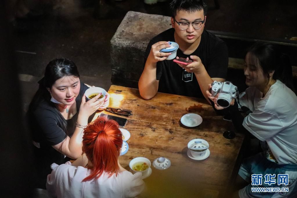 四川美术学院|重庆交通茶馆：一位画家眼中的人间万象