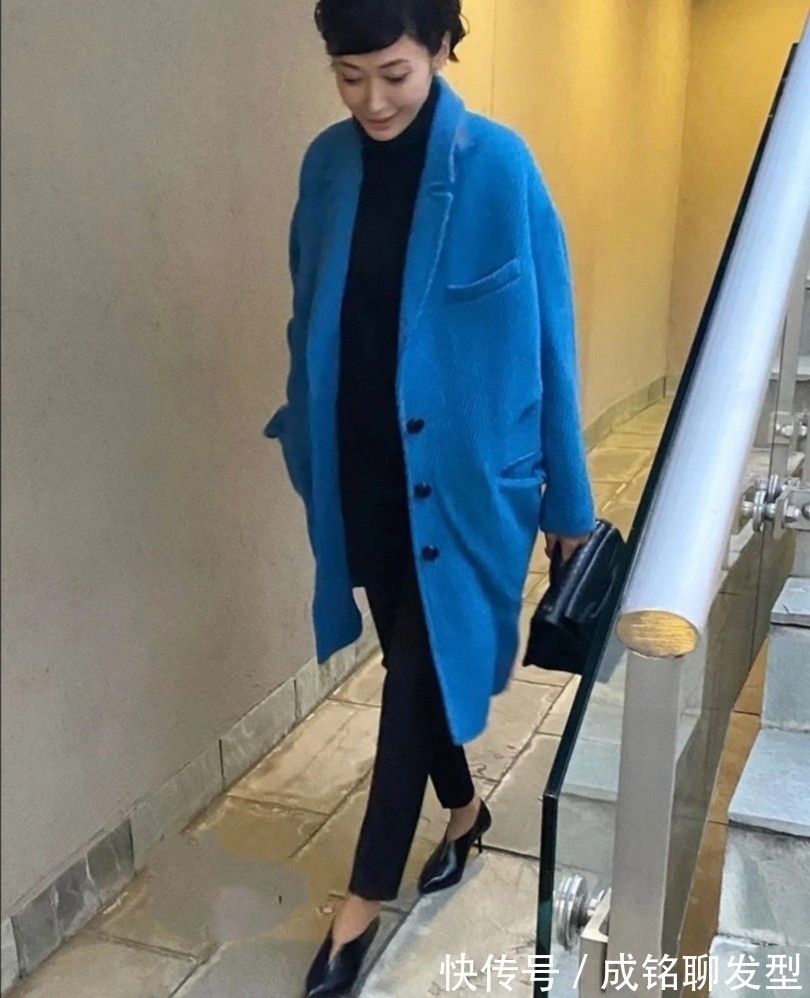 大衣|建议四五十岁的女人试试蓝色大衣!裤子、裙子随便搭,减龄又高级