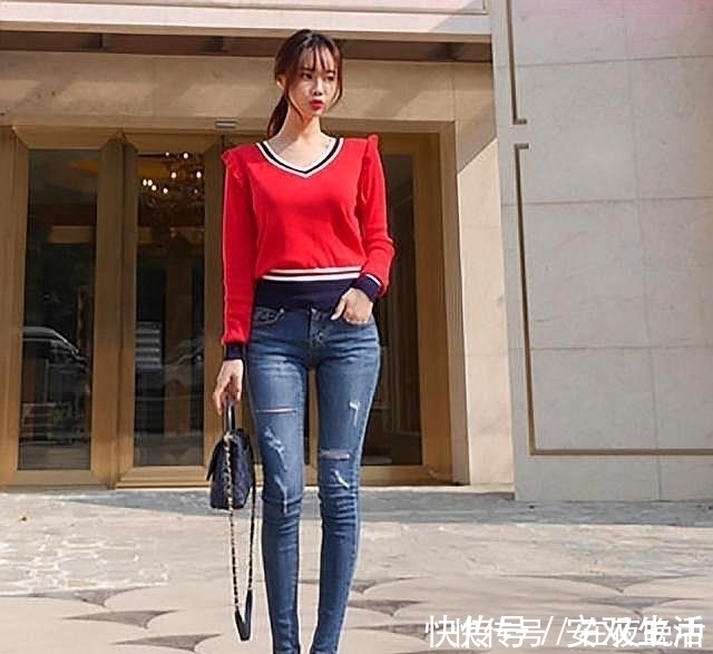 火辣 身材火辣的牛仔裤美女,展示时尚穿搭风格,显得分外妖娆