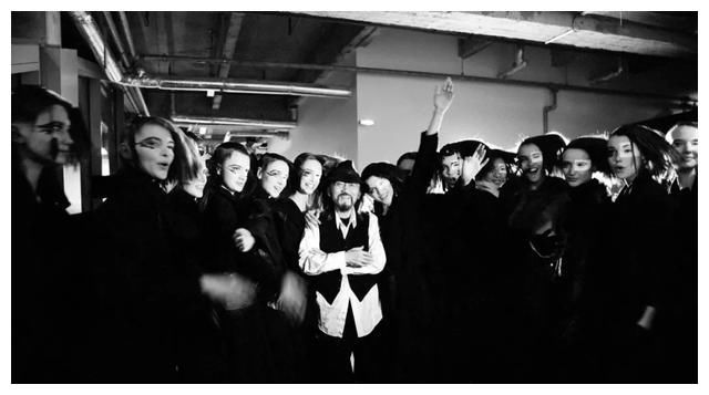 他大概是全日本最热爱女性的设计师