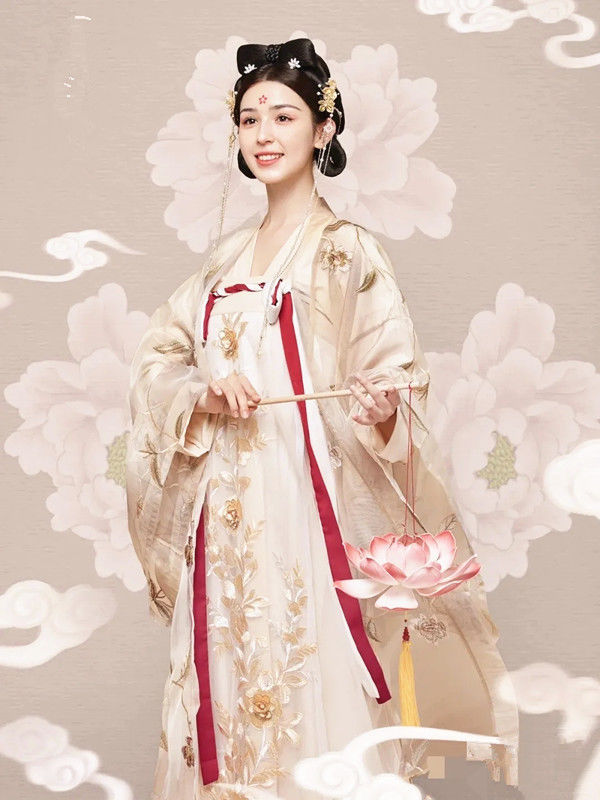 襦裙#“西域美人”哈妮克孜演绎飞天之美,金钗薄纱,皆是神秘之源