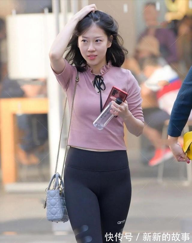 短袖 五十多岁了,真让人头疼,试试修身短袖搭配瑜伽裤,帮你解决烦恼!