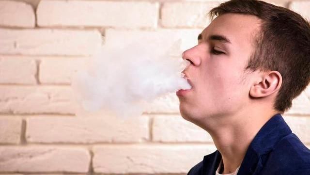 吸烟者,身体四处亮起“红灯”,肺部可能逐渐变脏,再难也要戒烟