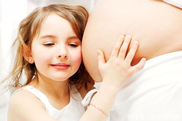 宝妈|女儿想要个弟弟,追着爸爸的啤酒肚不放,妈妈笑翻看样是双胞胎