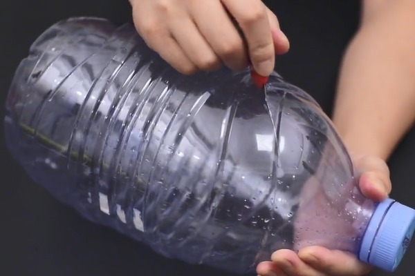 家里的塑料瓶一个也别扔,斜着切1刀放桌上,全家人都抢着用