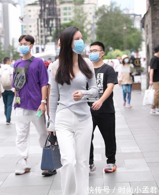 小姐姐 网纱拼接针织衫,搭配纯白喇叭裤,精致干练时尚霸气