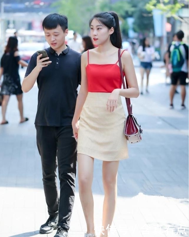 漂亮|街拍:漂亮的小姐姐和男朋友逛街,一个比一个性感时尚!