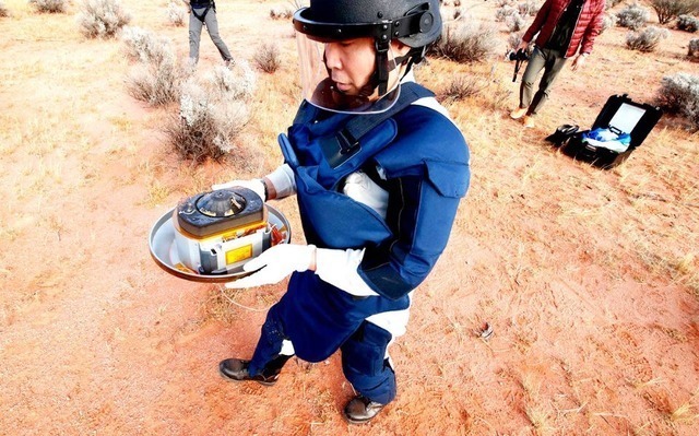 小行星 日本“隼鸟2号”打开密封舱,里面有物质约0.1克,却黑如煤炭