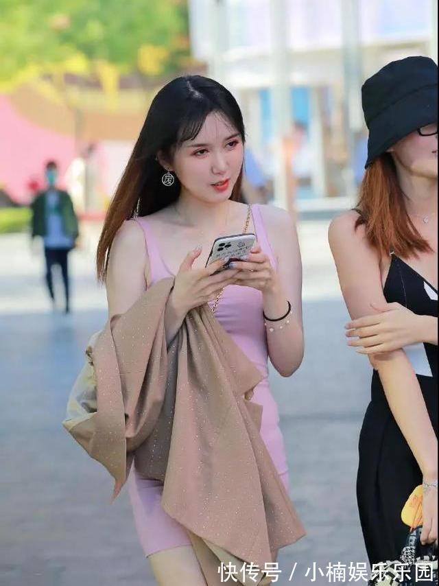 优雅|粉色吊带包臀裙的精巧穿搭,演绎她温婉优雅的女性之美